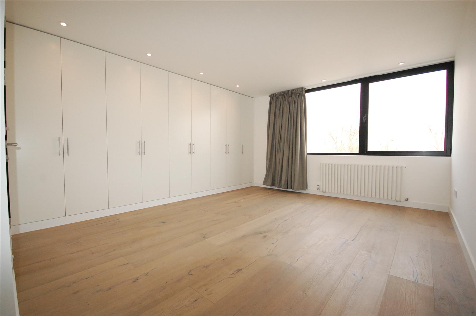 3 bed property in Park Road, London
